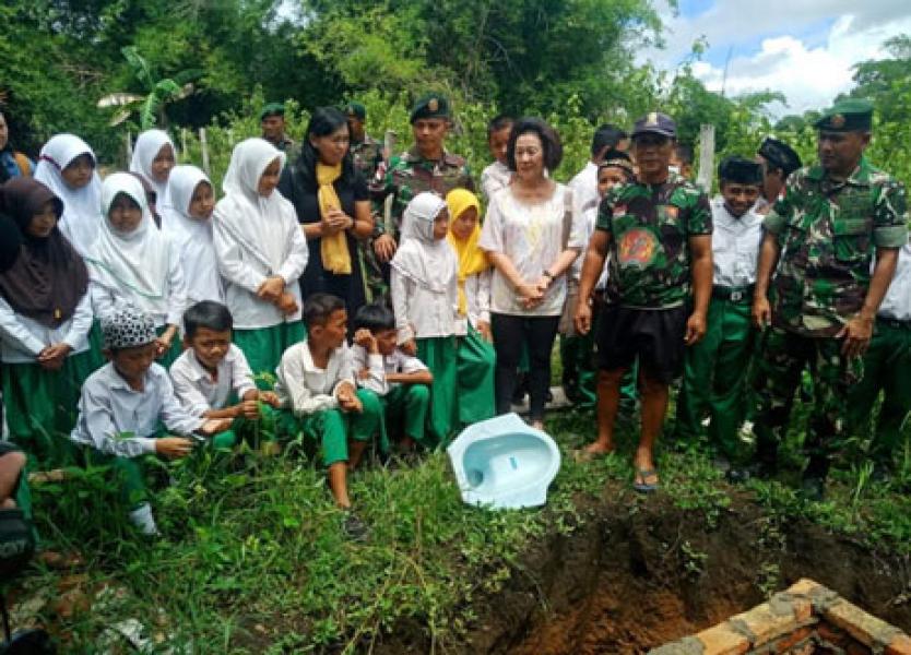 Satgas Pamtas RI-PNG Yonif 411 Kostrad Berikan Bantuan Jamban Untuk Warga Perbatasan