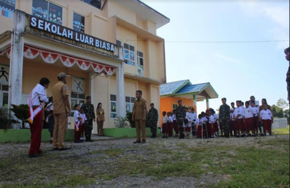 Satgas Yonif 755 Kostrad Laksanakan Upacara Bendera Bersama Anak-Anak Disabilitas di Mimika