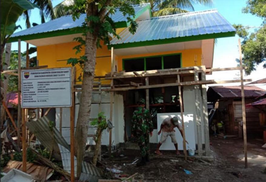Satgas Yonif RK 136/TS Bantu Warga Bangun Rumdis Guru di Desa Lisabata Maluku