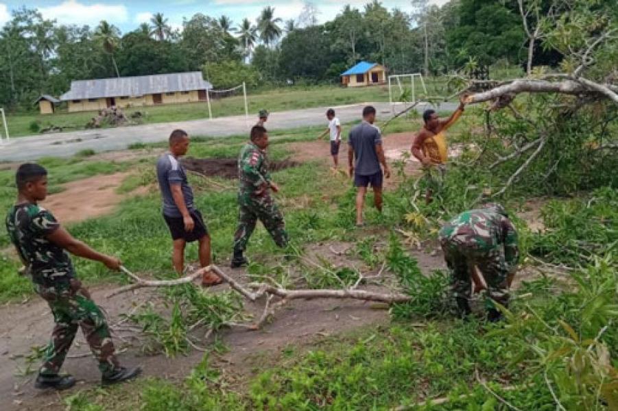 Semangat Gotong Royong TNI dan Warga Perbatasan Bersihkan Pohon Tumbang