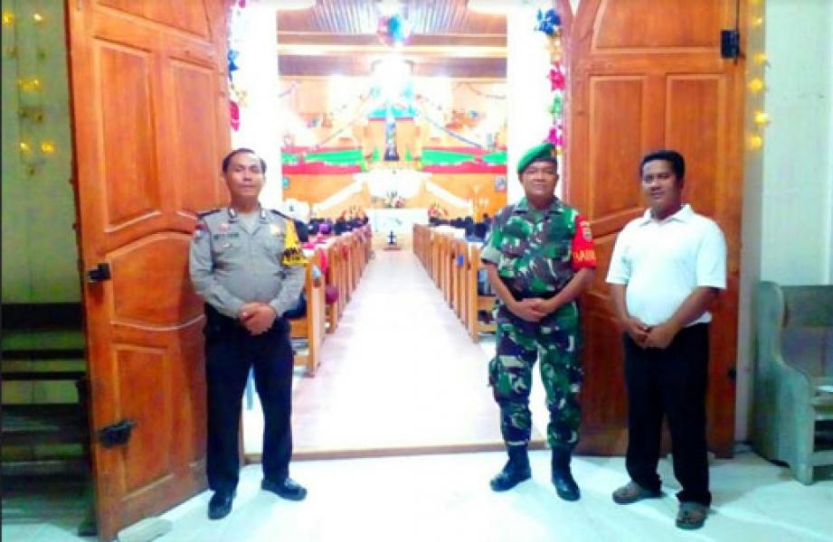 Sinergitas TNI-Polri, Babinsa Bersama Bhabinkamtibmas Jaga Ibadah Tutup Tahun di Gereja