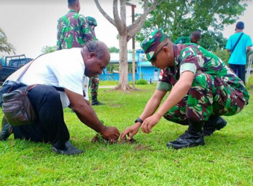 Sinergitas TNI-Polri Bersama Pemerintah Hijaukan Distrik Citak Mitak Papua