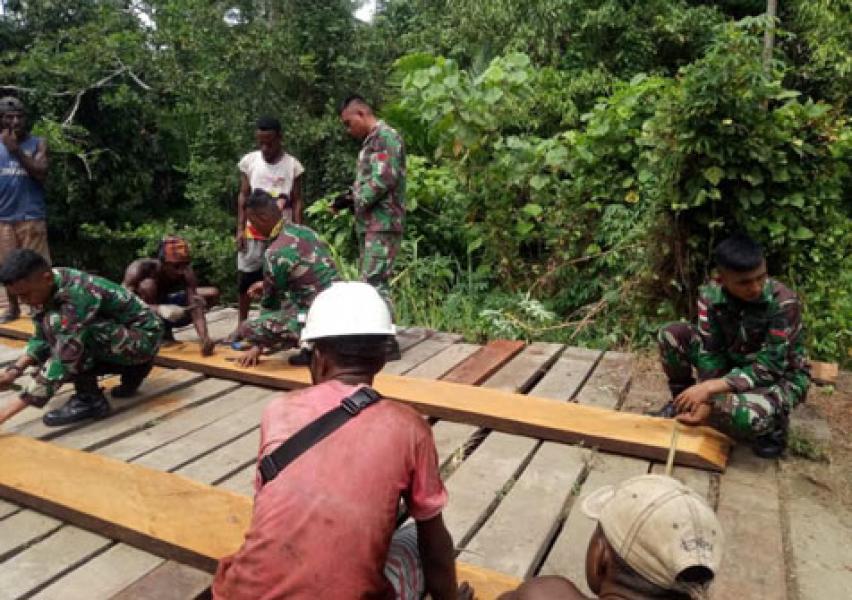 TNI Bersama Warga Perbaiki Jembatan Yang Rusak di Pedalaman Papua