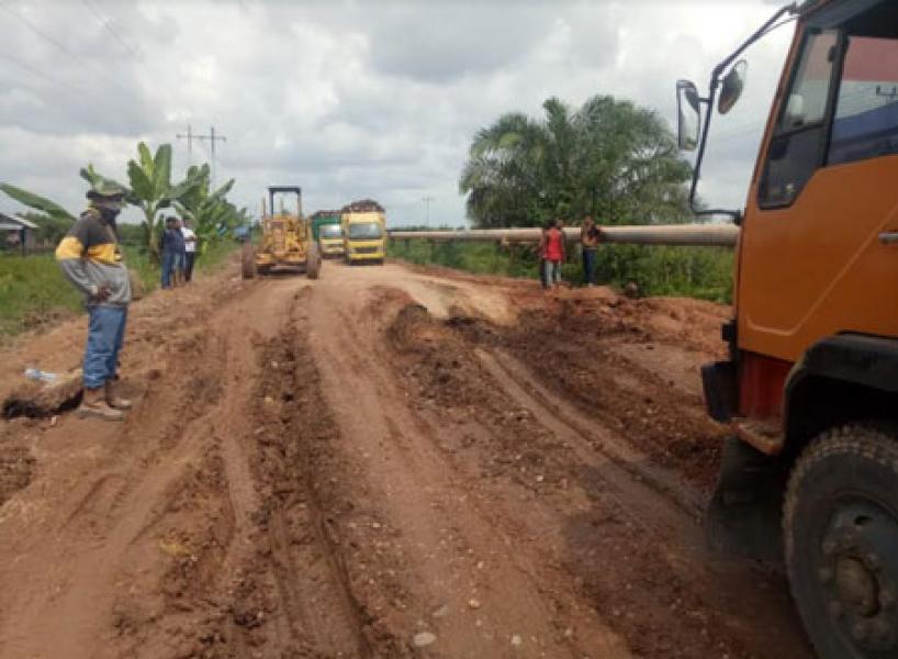 Terkait Jalan Menuju Kubu dan Kuba Berlumpur, Bupati Suyatno Perintahkan PUPR dan Perusahaan Terjunkan Alat