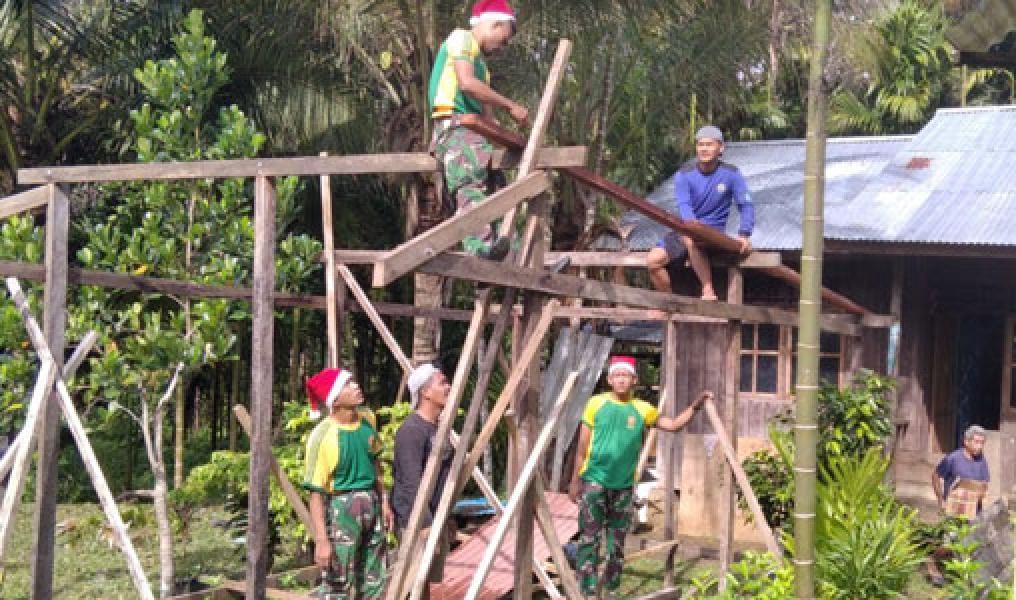 Satgas Yonif MR 413 Kostrad Bantu Warga Kampung Mosso Bangun Pendopo