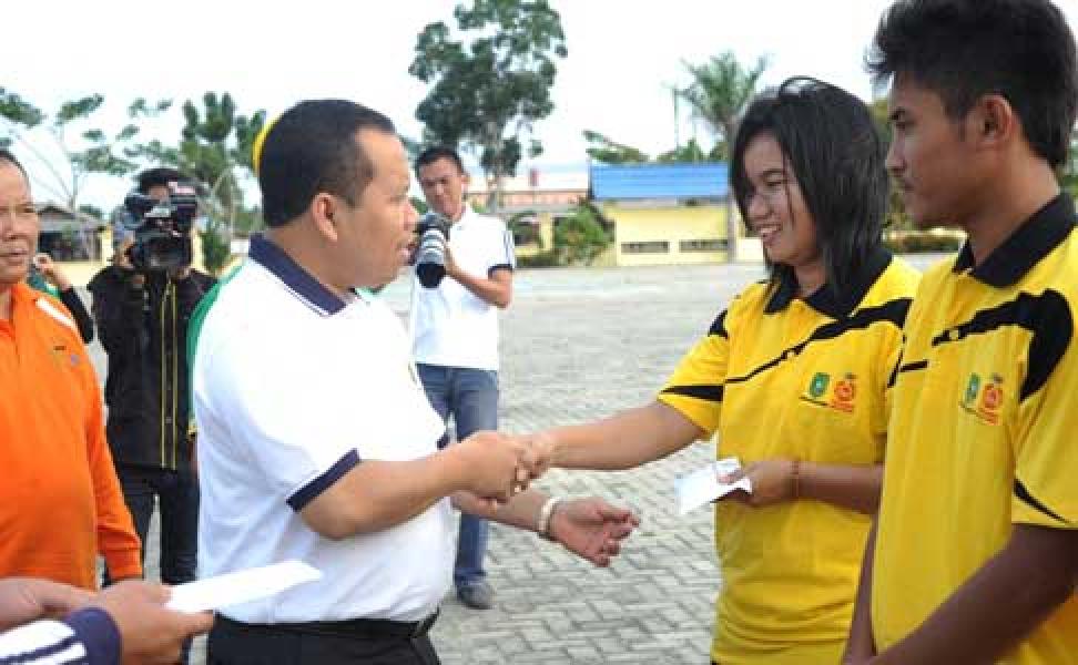 21 Atlet, Mantan Atlet dan Pelatih Terima Bonus  