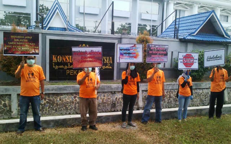Aktifis Lingkungan Hidup Walhi Riau dan Jikalahari Seruduk  Konsulat Malaysia