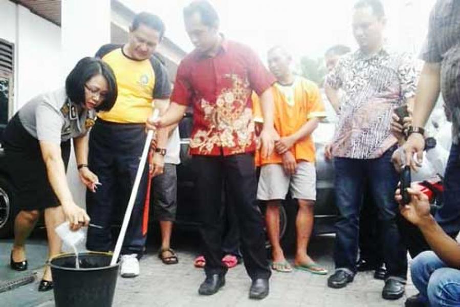 Ditres Narkoba Polda Riau Musnahkan Sabu-sabu Milik Tiga Tersangka