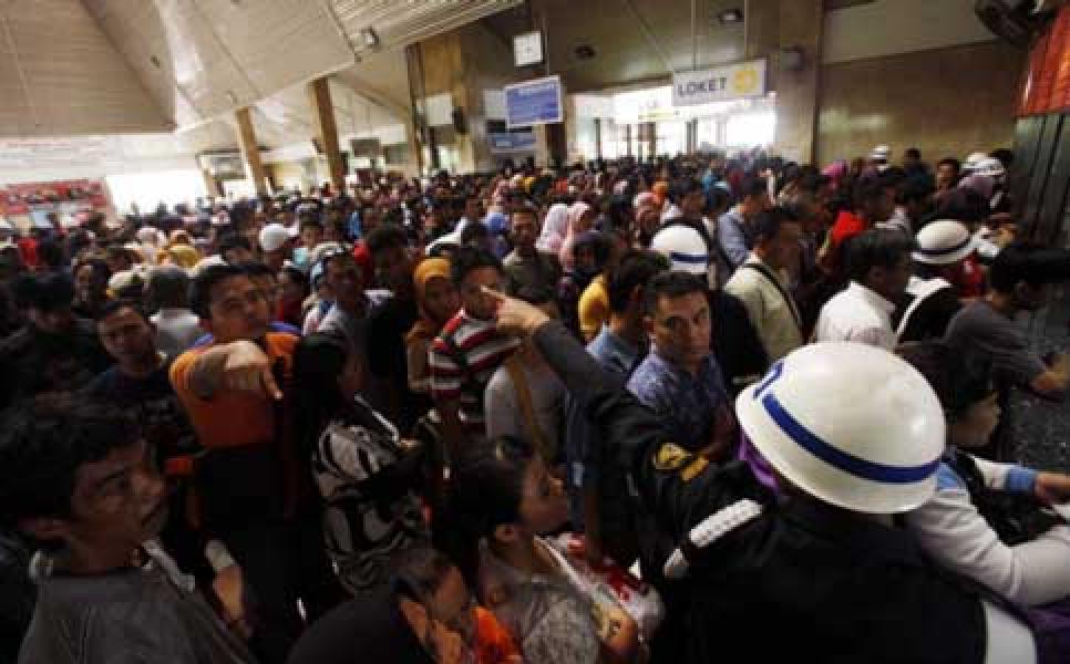 KRL Mati Lampu, Penumpang Berlompatan dari Jendela