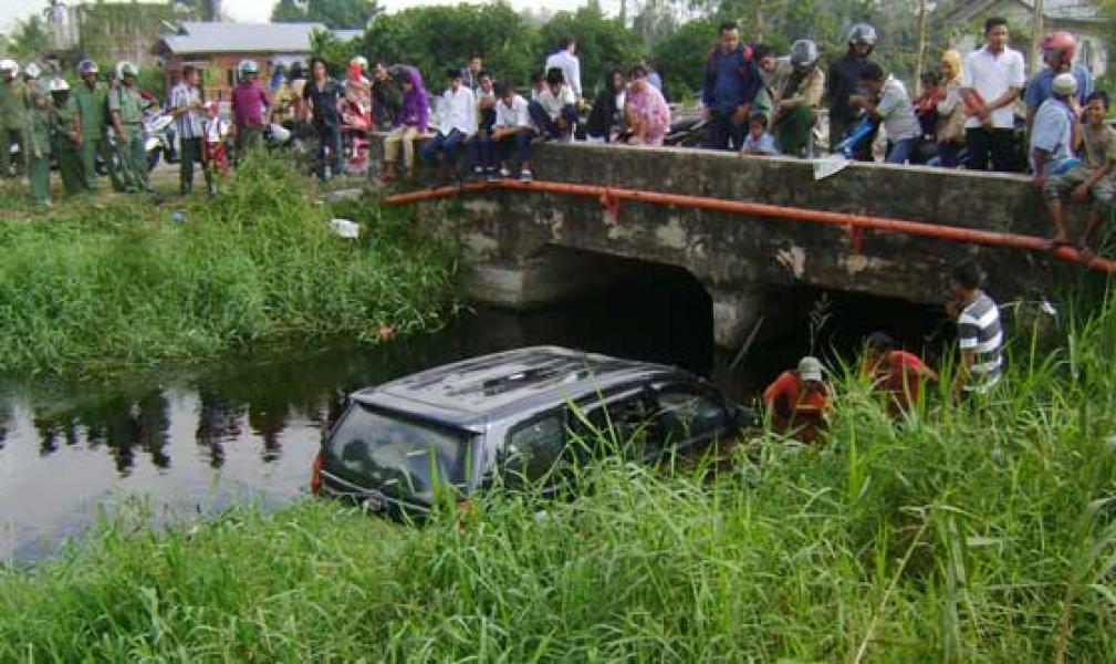 Mobil Xenia Terjun ke Kanal