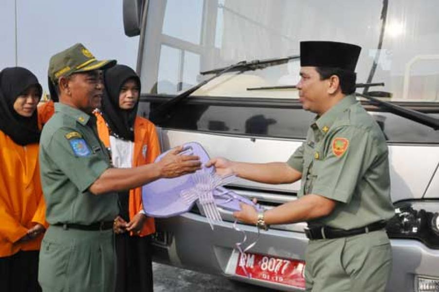 Pemkab Serahkan Bus Operasional AKN Pelalawan