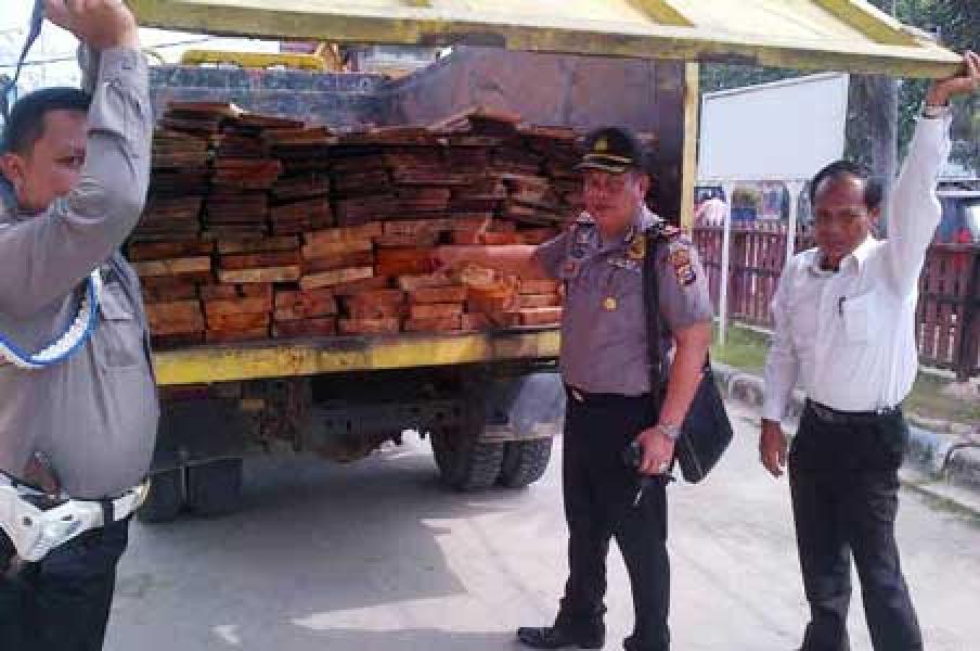 Polsek Pangkalan Kerinci Amankan Dumptruck Muatan Illog