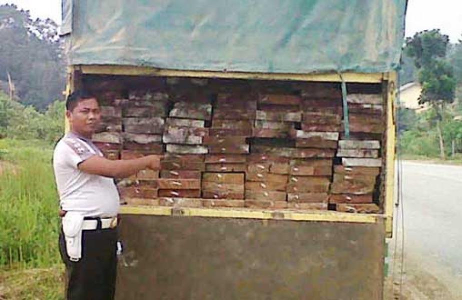 Polsek Pangkalan Lesung Amankan Mobil Pengangkut Illog