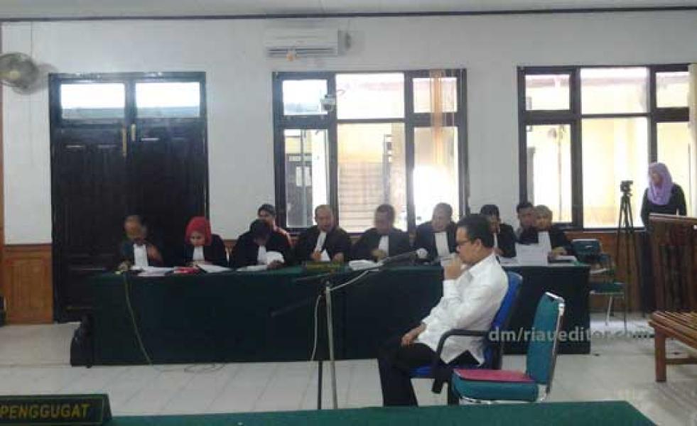 Rusli Zainal Menangis Bacakan Pledoinya