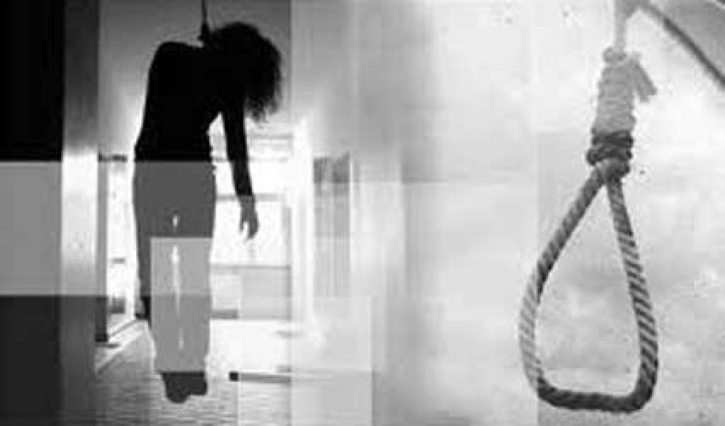 Seorang Perempuan Gantung Diri di Radio Dalam