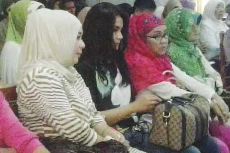 Syarifah Aida Terisak-isak Menahan Tangis Disaat RZ Bacakan Pledoinya