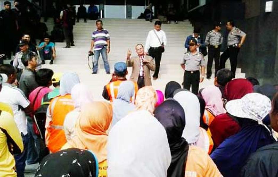 Tuntut Honor, Ratusan Petugas Kebersihan Pertamanan Pekanbaru Demo DPRD