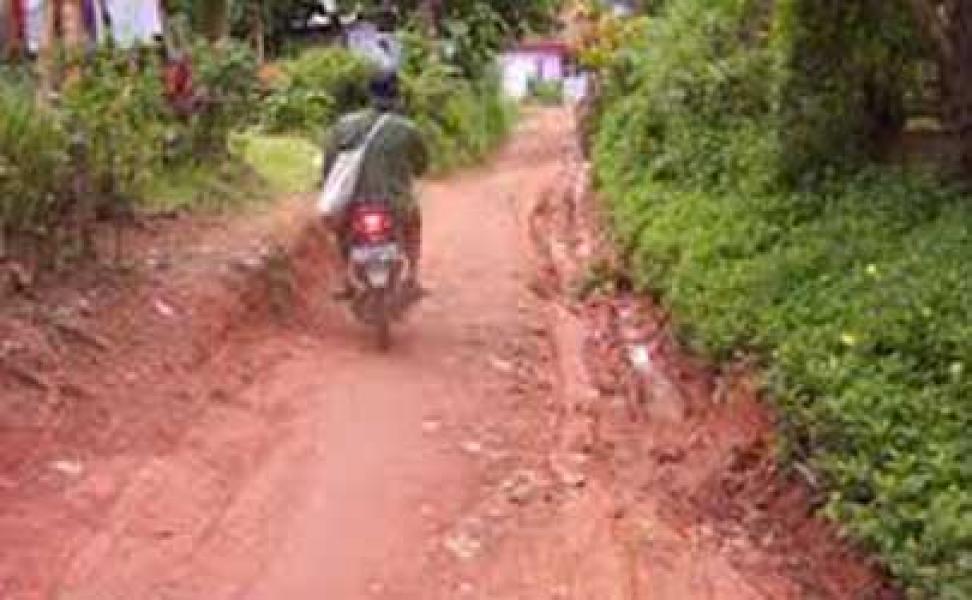 Warga Keluhkan Jalan Kantor Camat Pusako