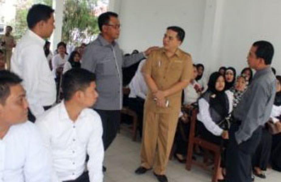 81 CPNS Lulusan 2013 Menjalani Test Wawancara