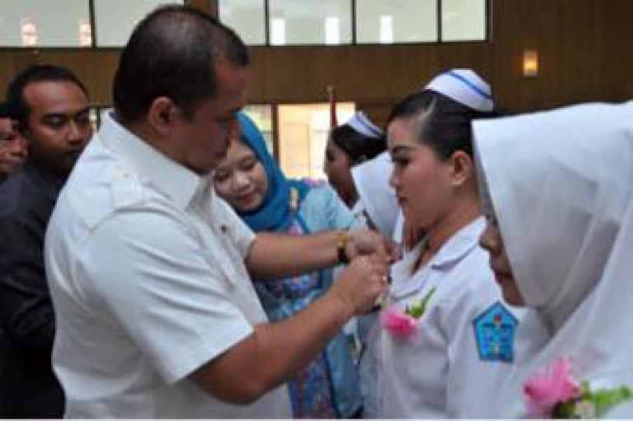 Bupati Inhu Pasangkan Atribut PIN Kompetensi Mahasiswi Akbid Indragiri