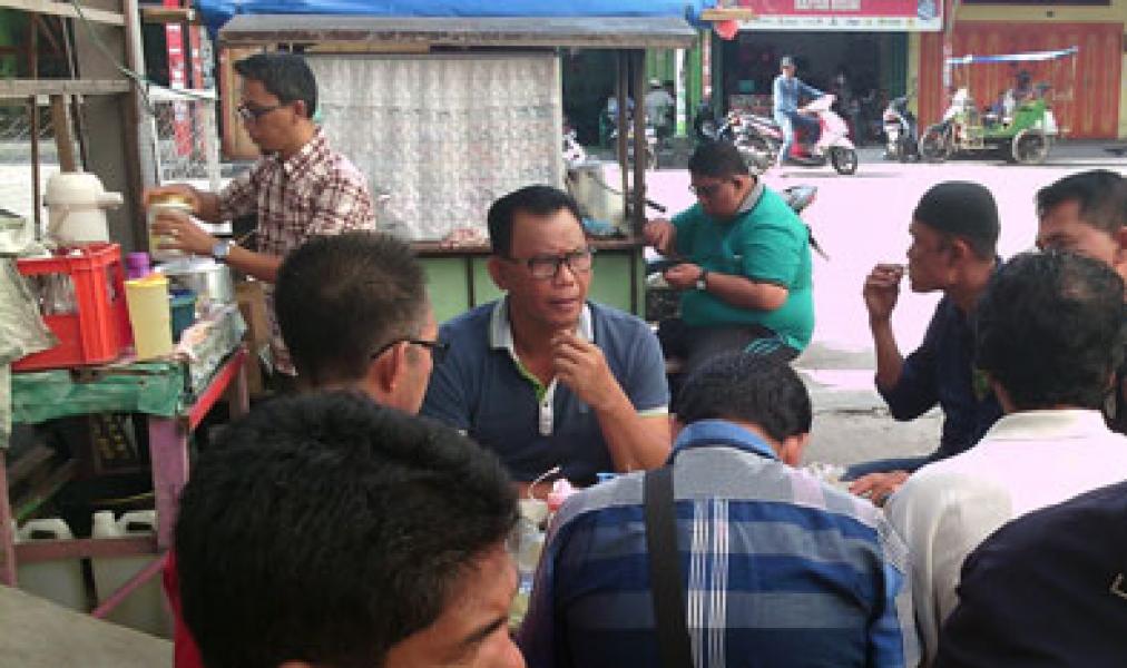 Bupati Suyatno Ajak Rekan Media Makan Bubur Ayam di Kaki Lima