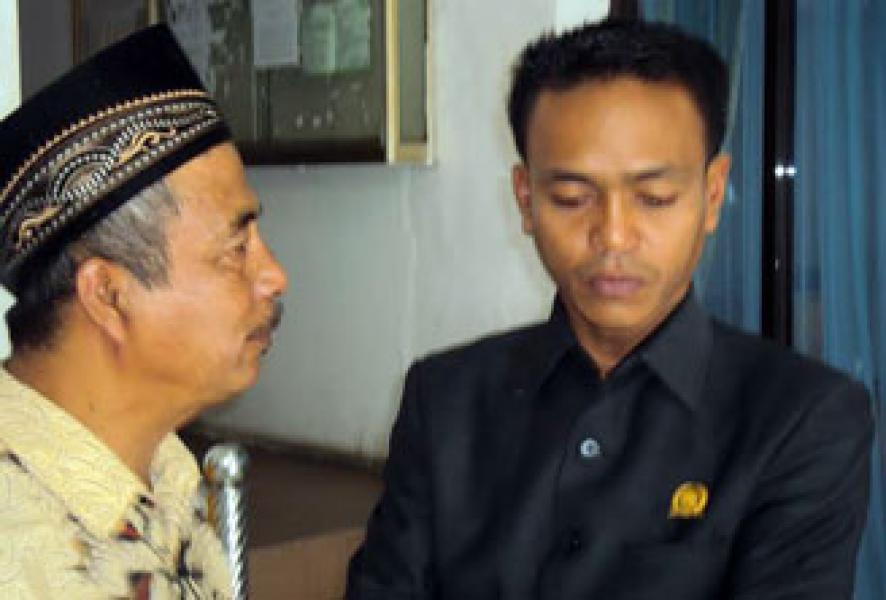 Demi Anak, Seorang Ayah Rela Naik Turun Tangga Kantor DPRD