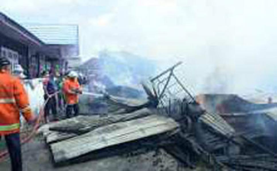 Ditinggal Pemiliknya, Sebuah Rumah di Selatpanjang Selatan Ludes Terbakar