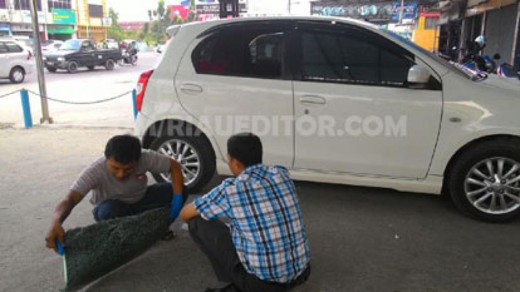 Ditinggal ke Bank, Kaca Mobil Dipecah