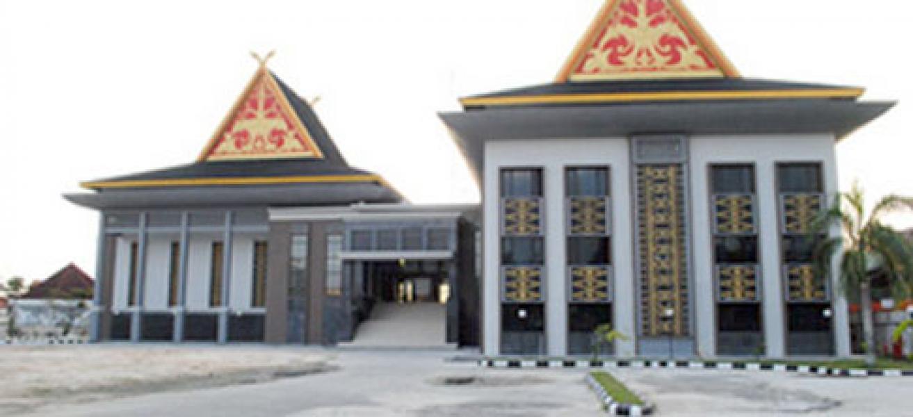 Halaman Gedung DPRD Kota Pekanbaru Tak Kunjung `Hijau`