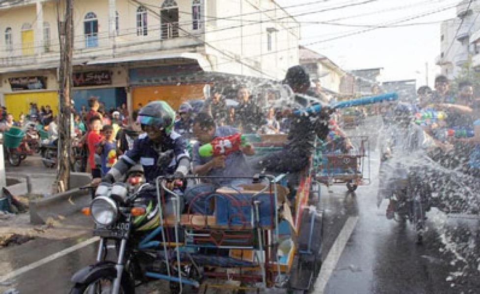 Imlek Hari ke 5 Bupati Irwan Ikut Bermain Air