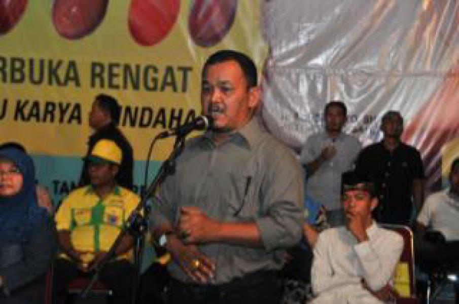 Kajari Rengat Sumbangkan Hadiah Kontes Batu Akik Untuk Pembinaan Pengrajin