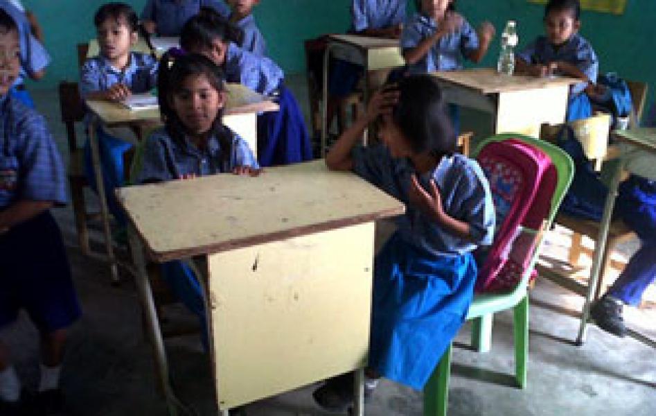 Kontraktor Tarik Meja Kursi, Siswa SD di Bengkalis Gunakan 1 Meja Berdua