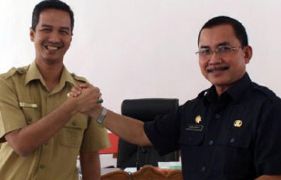 M Job Kurniawan Serahkan Plt Setdakab Rohil kepada Surya Arpan