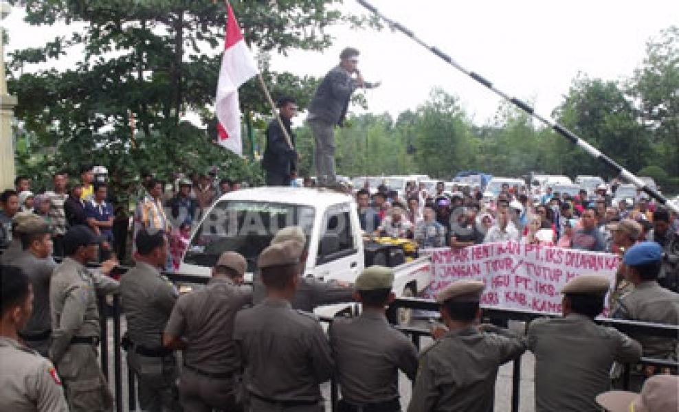 Massa Danau Lancang Adakan Aksi di Kantor Bupati