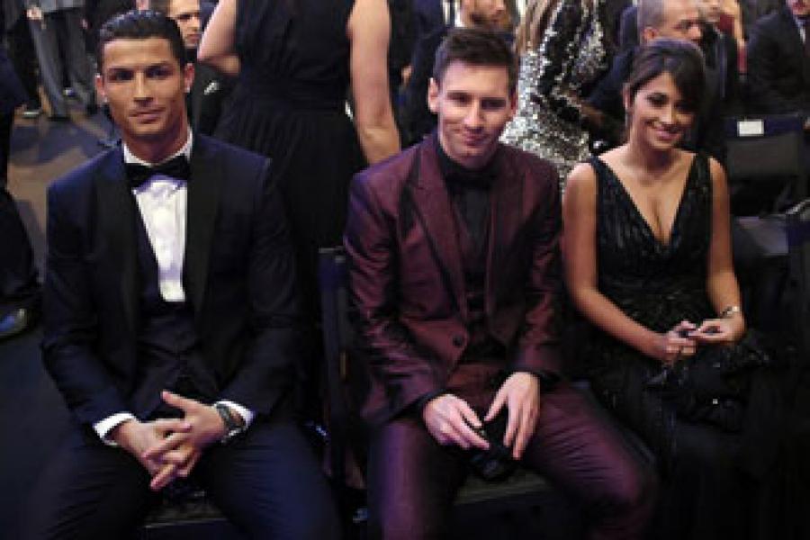 Messi & Ronaldo di Mata Pique