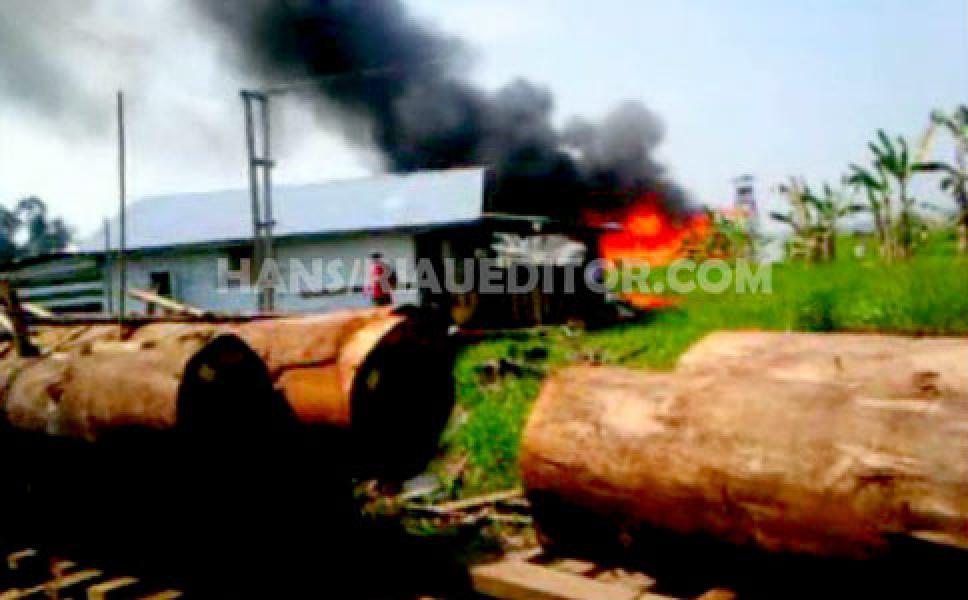 Puluhan Warga Sinaboi Bakar Pos PT Diamond Raya Timber