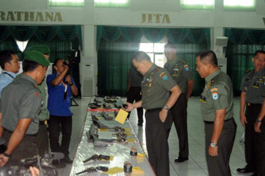 Satgas Pamtas TNI Amankan 14 Senjata Api