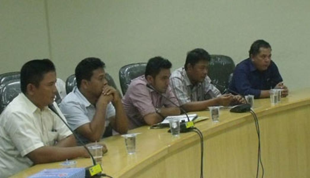 Staf PT IKS saat hearing dengan Komisi I DPRD Kampar, Selasa (3/2)