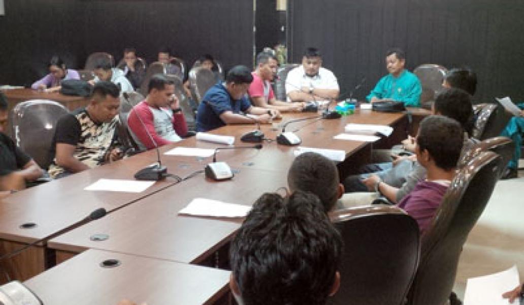 Tuntut Penegakan Perda, Massa SMPP Datangi Kantor DPRD