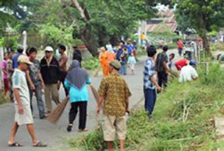 Warga Desa Palkun Gotong Royong Bersihkan Lingkungan