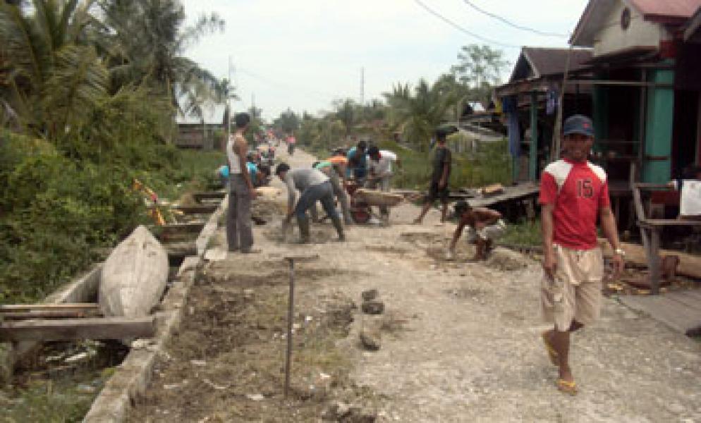 Warga Usaha I Gotong Royong Perbaiki Jalan Rusak