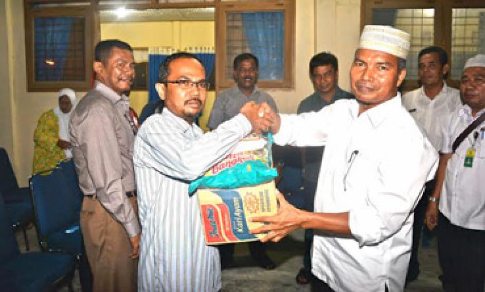 Ass III Serahkan Bantuan Korban Banjir di Bangkinang Kampar