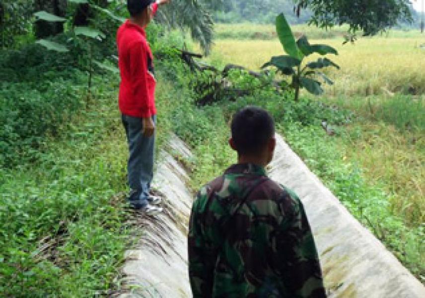Babinsa Koramil Rambah Tinjau Kondisi Jaringan Irigasi