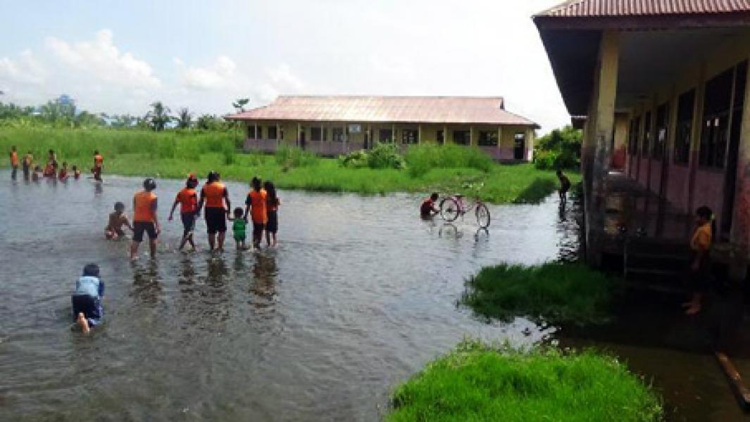 Banjir di SDN 019 Bagansiapiapi jadi wahana Bermain 