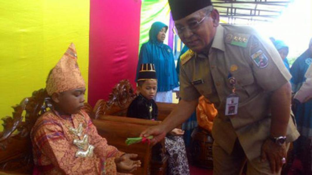 Bupati HM Harris Hadiri Sunatan Massal dan Tabligh Akbar di Lubuk Kembang Bunga
