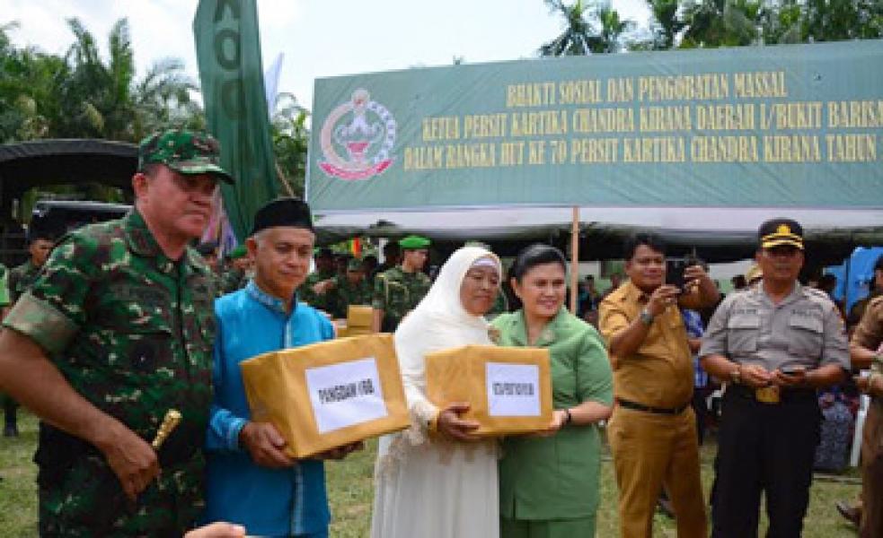Danrem 031/WB Bersama Pangdam I/BB Serahkan 4000 Paket Sembako untuk Korban Banjir Kampar