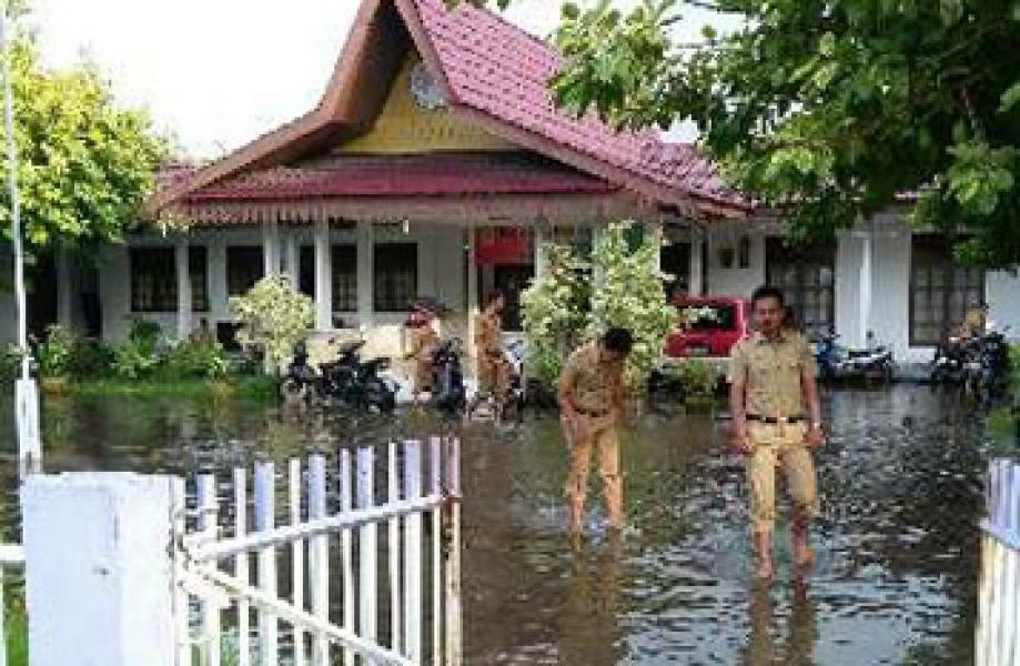 Diguyur Hujan, Halaman Kantor Camat Bangko Langsung Kebanjiran