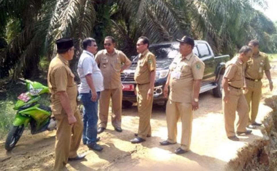 Dinas PU Inhu Turun ke Jalan Longsor di Kelurahan Tanjung Gading