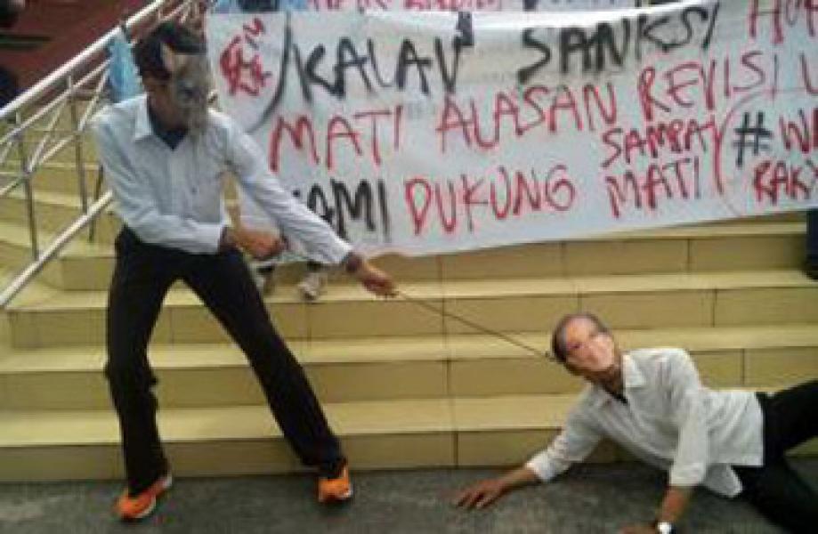 Diteriak Penakut, Massa BEM UR Hadiahi Tikus Untuk DPRD Riau