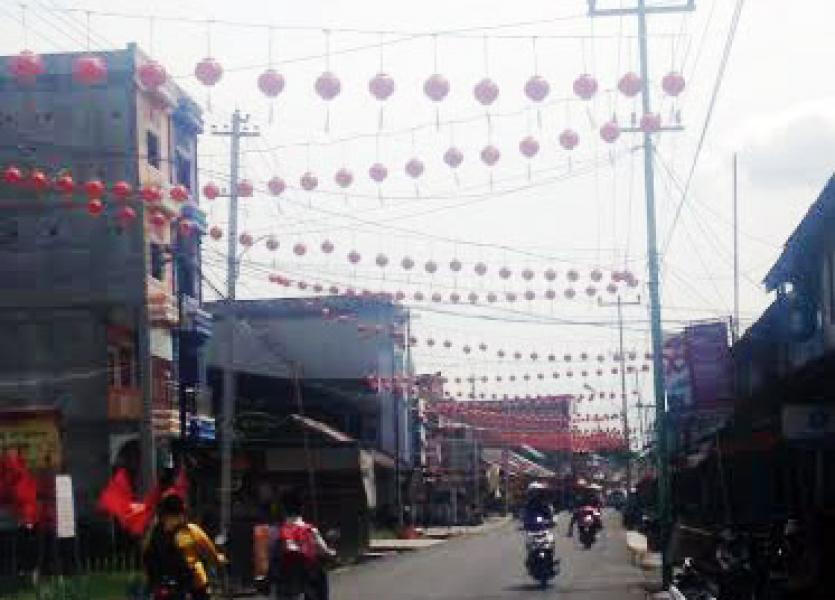 Jelang Imlek Jalan Sudirman Pakning Dihiasi Ribuan Lampion 